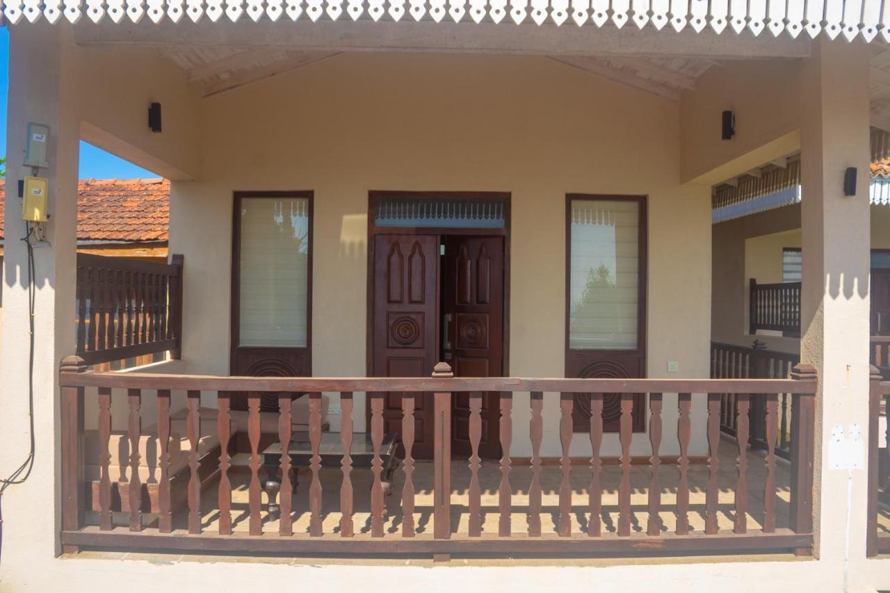 Guru Beach Resort Тангалла Экстерьер фото